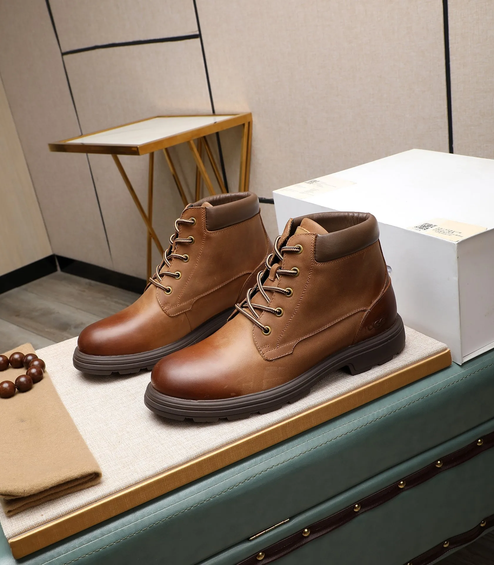 Men's men's shoes💰640 UGG (100% genuine wool lining, 10% off for fake ones) Please pay attention to the quality of the original order and compare the thickness of the wool🏮🏮Hot-selling UGG from Australia's warm luxury brand men's shoes, the official website is synchronized, Beckham men's style..., made of imported top-layer waxed cowhide, waxed toe cap, Australian real wool velvet lining Carefully sewn...Imported rubber Martin boots outsole (comfortable, soft and wear-resistant). I really like the quality..Exquisite workmanship. You can't put it down at first sight. Size 39-44